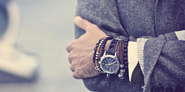Наручний годинник можна доповнити чоловічим оригінальним браслетом